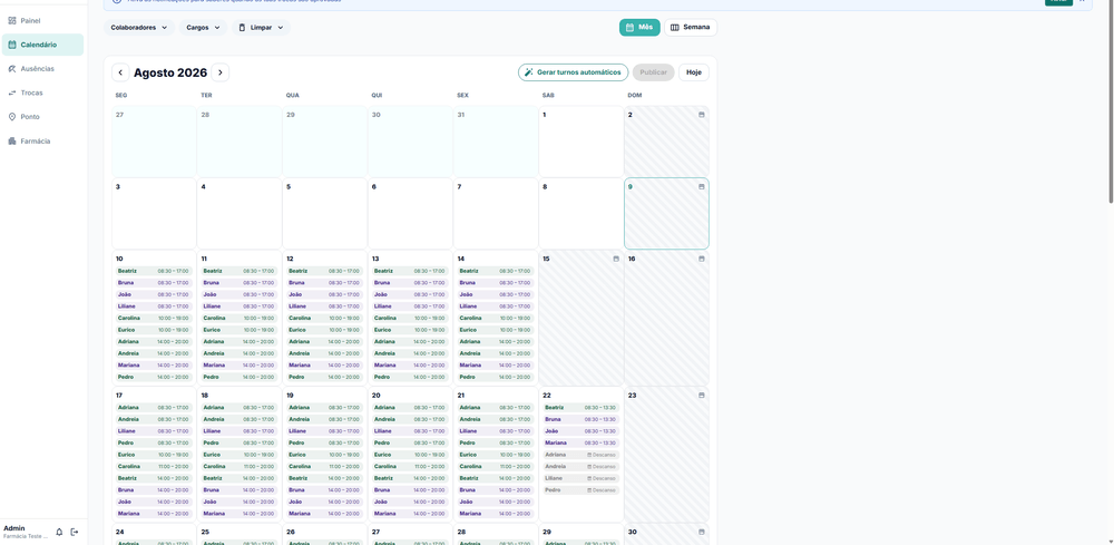 Calendário mensal de turnos do SH Shifts no computador, com a equipa toda numa vista.